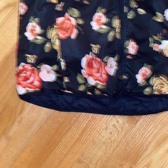 Kensie Reversible Puffer Vest Floral and Solid Navy - Picture 5 of 5